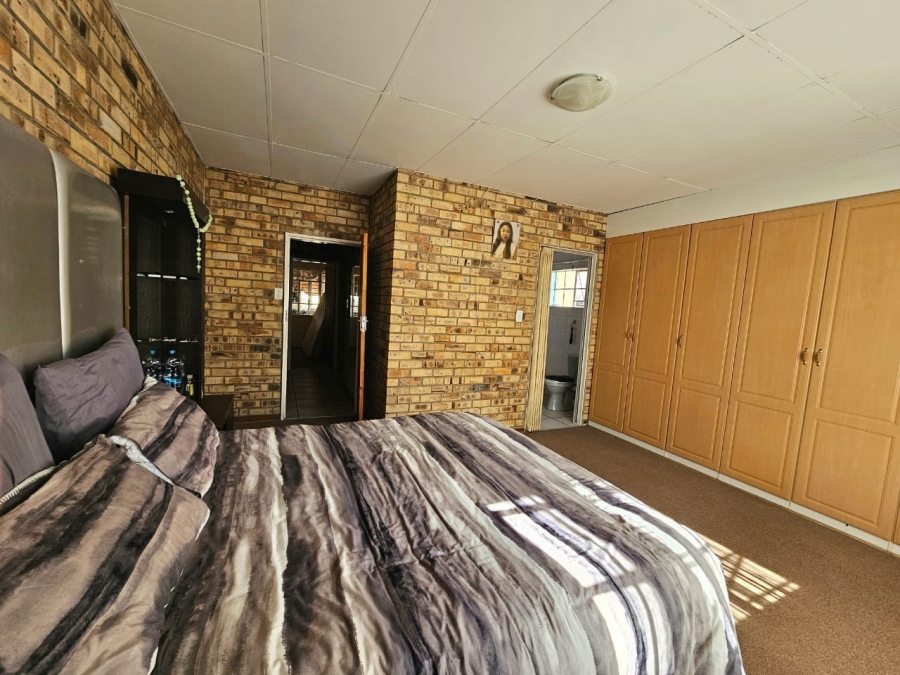 5 Bedroom Property for Sale in Kannoniers Park North West